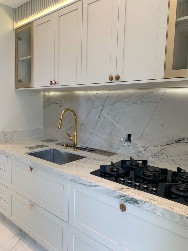 Mármore Branco com Veios - Cozinha clássica e cooktop embutido